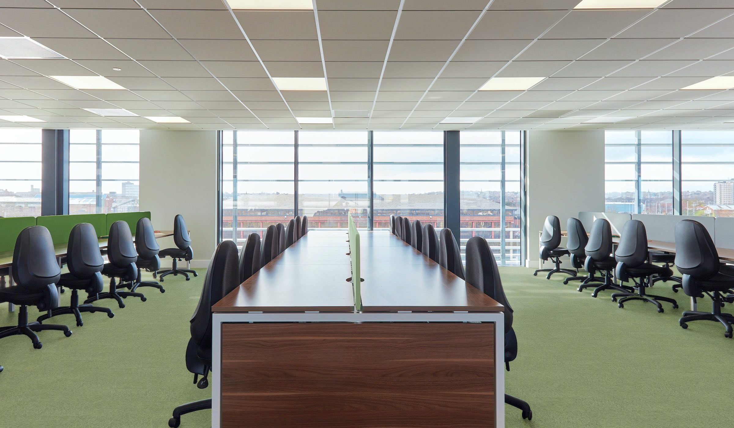 موکت اداری چیست؟ بررسی انواع موکت‌ اداری و مزایای