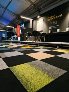 موکت اداری چیست؟ بررسی انواع موکت اداری و مزایای آن برای فضاهای کاری 2 موکت اداری تایلی